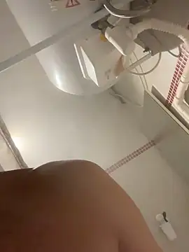 Snapshot of lescro95_ chatting on 10/24/25, 03:33 lescro95  online show from 10/24/25, 03:33