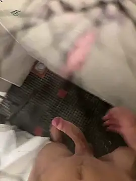 Snapshot of lescro95_ chatting on 10/22/25, 04:28 lescro95  online show from 10/22/25, 04:28