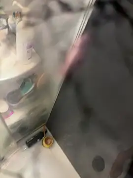 Snapshot of lescro95_ chatting on 04/04/26, 11:44 lescro95 online show from 04/04/26, 11:44