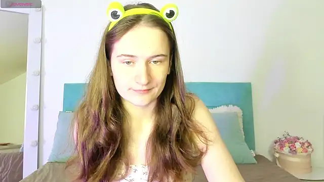 L1ittle kitty  online show from 10/22/25, 05:18