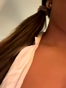 Alisha-Bond online show from 10/31/25, 07:21