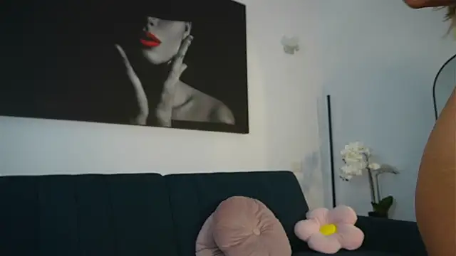 Snapshot of izzy_belle chatting on 06/11/26, 06:21 izzy belle online show from 06/11/26, 06:21