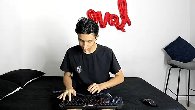 Snapshot of evanscollins chatting on 10/18/25, 08:11 evanscollins online show from 10/18/25, 08:11