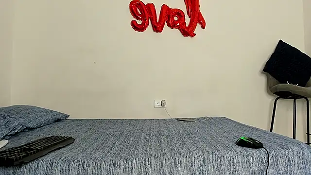 Snapshot of evanscollins chatting on 10/04/25, 06:04 evanscollins online show from 10/04/25, 06:04