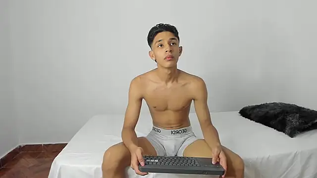 Snapshot of evanscollins chatting on 12/11/24, 05:00 evanscollins online show from 12/11/24, 05:00