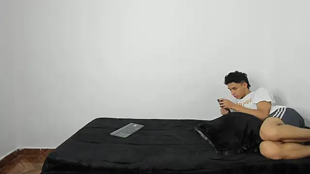 Snapshot of evanscollins chatting on 12/27/24, 11:42 evanscollins online show from 12/27/24, 11:42