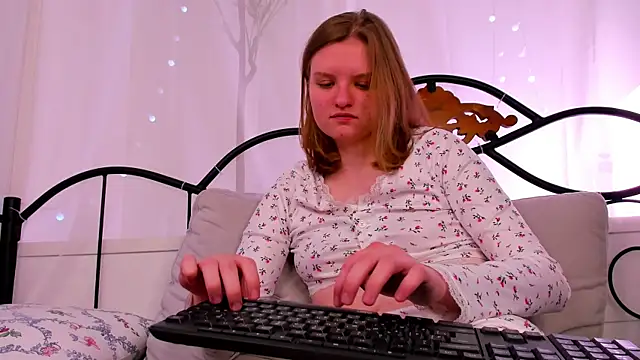 Snapshot of LilianSwall chatting on 03/16/25, 12:44 LilianSwall online show from 03/16/25, 12:44