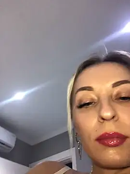 Snapshot of Diamond_Bunny_ chatting on 02/19/25, 04:00 Diamond Bunny online show from 02/19/25, 04:00