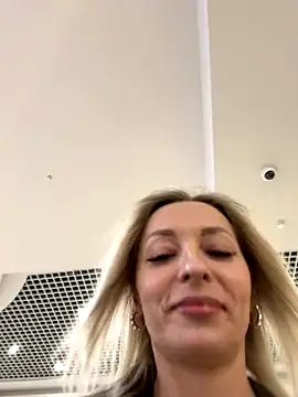 Diamond Bunny  online show from 11/17/25, 03:05