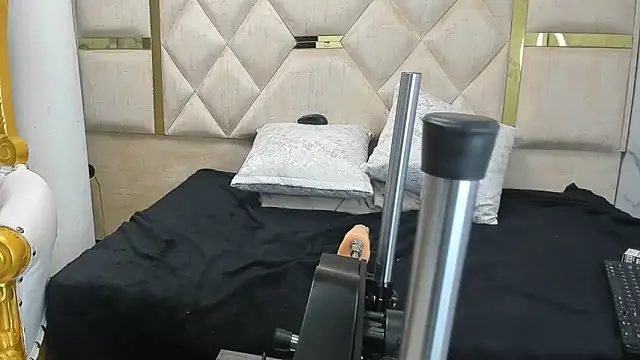 Snapshot of Criistaal_ chatting on 03/05/25, 04:13 Criistaal  online show from 03/05/25, 04:13