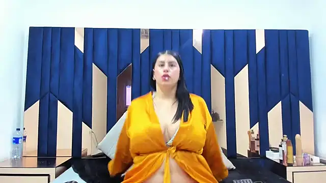 Snapshot of Criistaal_ chatting on 02/16/25, 08:32 Criistaal  online show from 02/16/25, 08:32