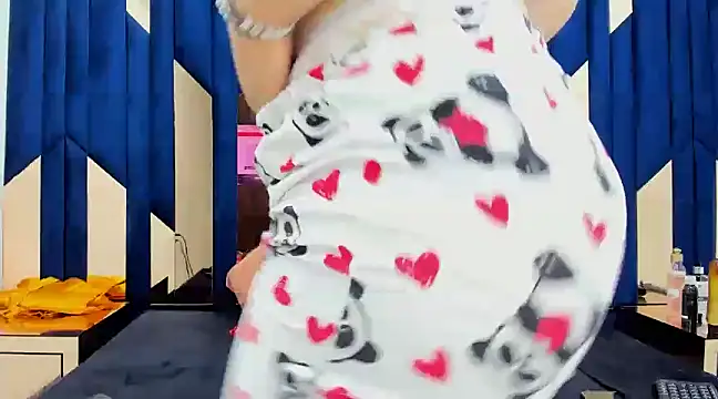 Snapshot of Criistaal_ chatting on 01/19/25, 04:12 Criistaal  online show from 01/19/25, 04:12