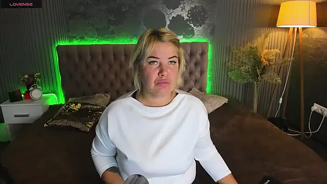 Snapshot of CurlyDreams chatting on 10/11/25, 05:19 CurlyDreams online show from 10/11/25, 05:19