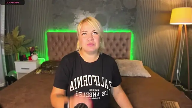 Snapshot of CurlyDreams chatting on 09/24/25, 12:00 CurlyDreams online show from 09/24/25, 12:00