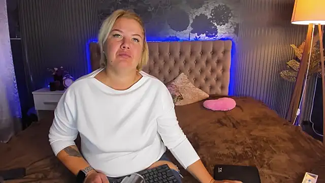 Snapshot of CurlyDreams chatting on 09/19/25, 05:11 CurlyDreams online show from 09/19/25, 05:11