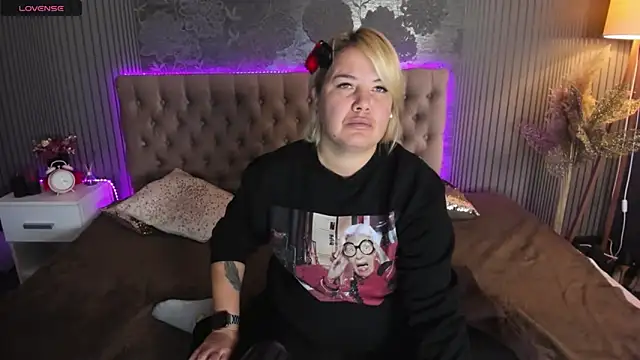 Snapshot of CurlyDreams chatting on 10/20/25, 05:31 CurlyDreams online show from 10/20/25, 05:31