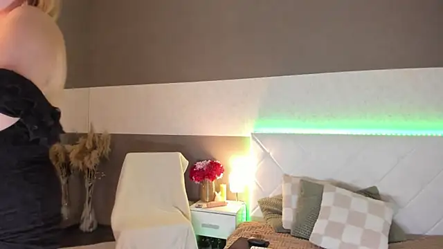 Snapshot of CurlyDreams chatting on 03/17/25, 02:08 CurlyDreams online show from 03/17/25, 02:08