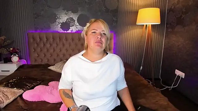 Snapshot of CurlyDreams chatting on 09/20/25, 05:34 CurlyDreams online show from 09/20/25, 05:34