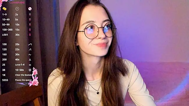 Snapshot of EvaBradley chatting on 10/18/25, 06:32 EvaBradley online show from 10/18/25, 06:32