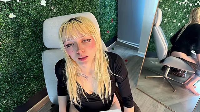 Snapshot of Cloe_five chatting on 09/15/25, 07:36 Cloe five online show from 09/15/25, 07:36