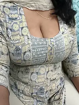 Anamika Kapoor online show from 12/17/25, 11:43