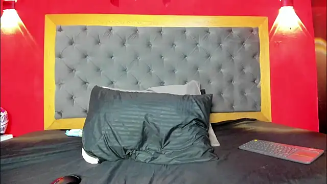 YayaHilton online show from 04/11/26, 05:37