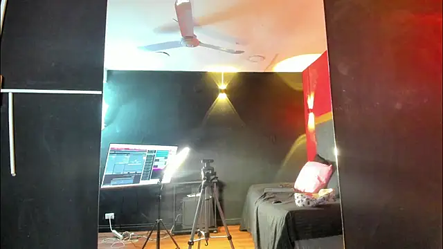 YayaHilton online show from 04/04/26, 11:55