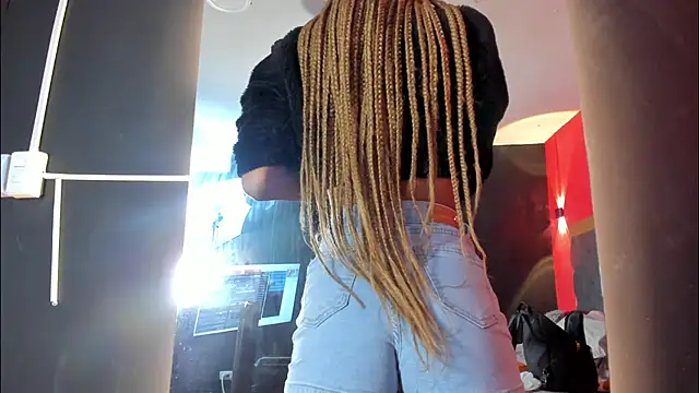 YayaHilton online show from 10/29/25, 04:44