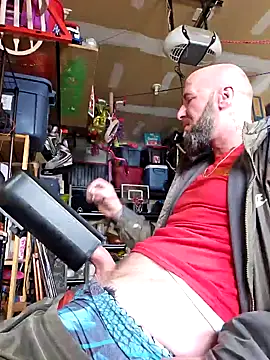 Snapshot of Beardedtattood chatting on 02/24/25, 06:15 Beardedtattood online show from 02/24/25, 06:15