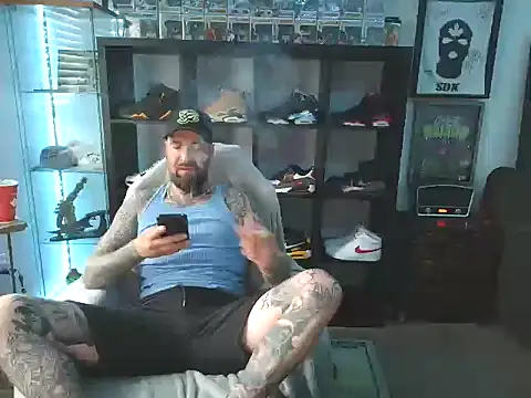 Snapshot of Beardedtattood chatting on 09/10/25, 12:15 Beardedtattood online show from 09/10/25, 12:15