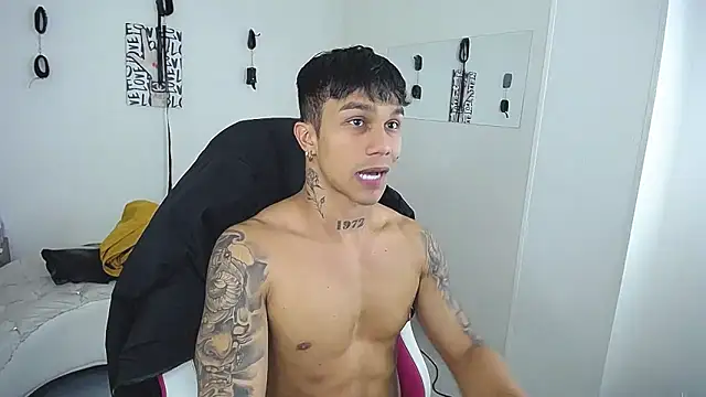 Snapshot of Leonard_Price chatting on 03/23/26, 07:19 Leonard Price online show from 03/23/26, 07:19