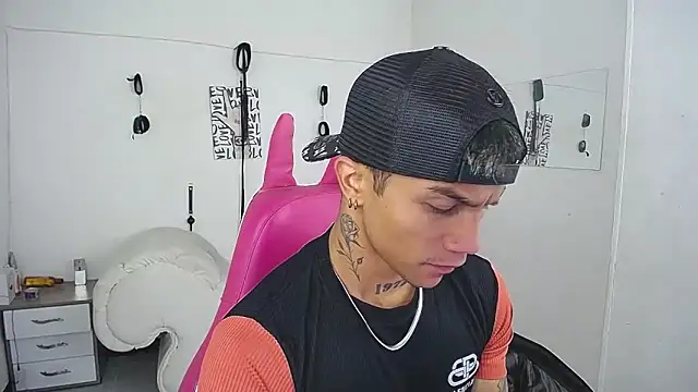 Snapshot of Leonard_Price chatting on 02/14/26, 02:17 Leonard Price online show from 02/14/26, 02:17