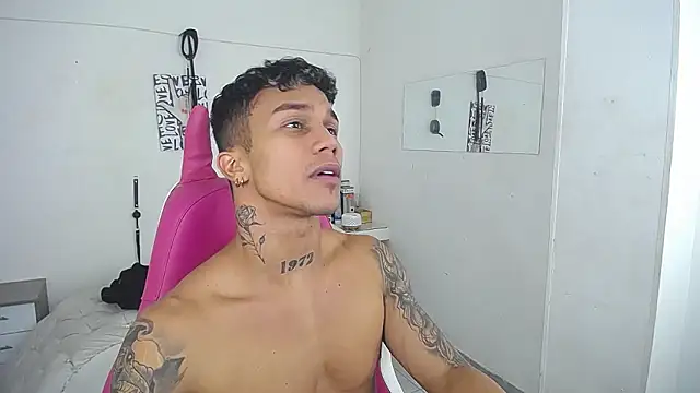 Snapshot of Leonard_Price chatting on 02/02/26, 03:44 Leonard Price online show from 02/02/26, 03:44