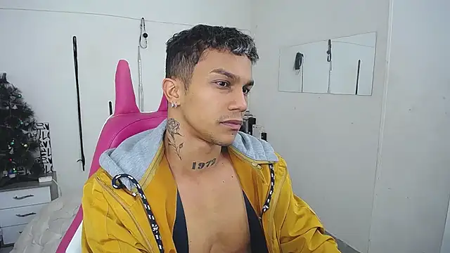 Snapshot of Leonard_Price chatting on 12/19/25, 01:46 Leonard Price online show from 12/19/25, 01:46