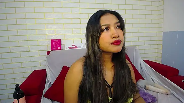 Snapshot of ricura_mily chatting on 10/21/25, 03:28 ricura mily online show from 10/21/25, 03:28