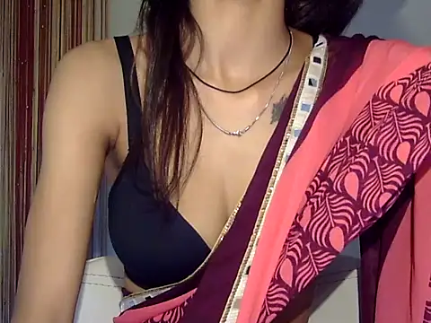 MAAYRA 09 online show from 10/30/25, 09:40