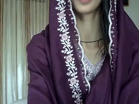 Snapshot of MAAYRA_09 chatting on 09/27/25, 10:43 MAAYRA 09 online show from 09/27/25, 10:43