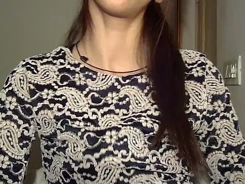 MAAYRA 09 online show from 12/14/25, 12:11