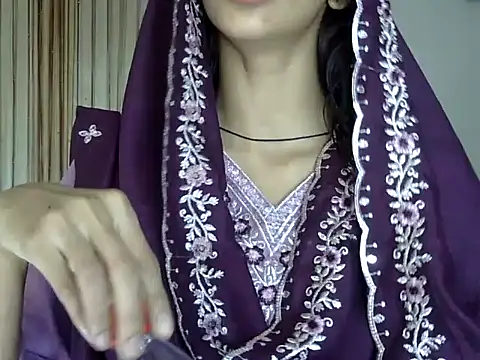 Snapshot of MAAYRA_09 chatting on 09/28/25, 10:44 MAAYRA 09 online show from 09/28/25, 10:44