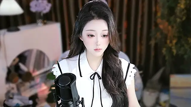 Snapshot of Arwyn-rr chatting on 11/10/25, 09:14 Arwyn-rr online show from 11/10/25, 09:14