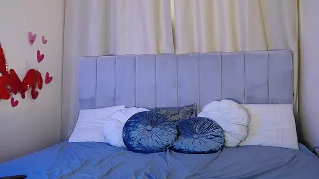 Snapshot of Erikka__ chatting on 03/06/25, 01:24 Erikka online show from 03/06/25, 01:24