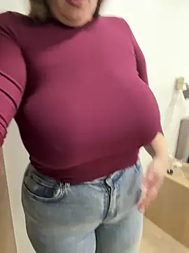 Snapshot of Your_Hot_Sister01 chatting on 12/14/24, 10:02 Your Hot Sister01 online show from 12/14/24, 10:02