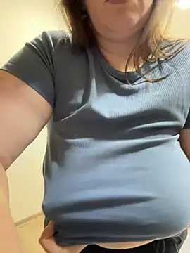 Snapshot of Your_Hot_Sister01 chatting on 12/21/24, 02:47 Your Hot Sister01 online show from 12/21/24, 02:47