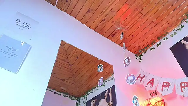 Snapshot of Naia_x chatting on 10/24/25, 07:57 Naia x online show from 10/24/25, 07:57