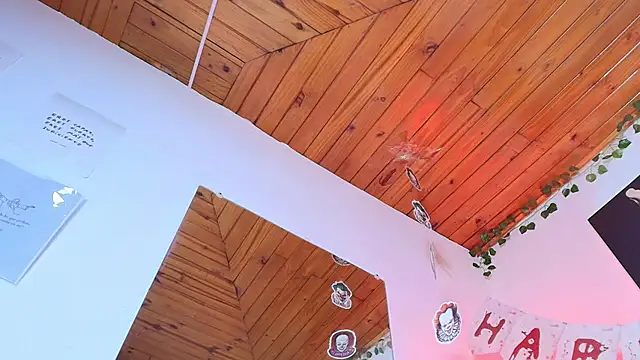 Snapshot of Naia_x chatting on 10/23/25, 08:18 Naia x online show from 10/23/25, 08:18