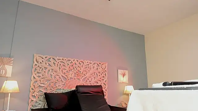 lupeebony online show from 10/03/25, 07:26