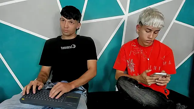 Snapshot of migueyalejo_teens chatting on 10/31/25, 04:20 migueyalejo teens online show from 10/31/25, 04:20