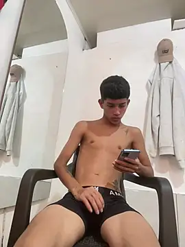 Snapshot of migueyalejo_teens chatting on 05/19/26, 02:24 migueyalejo teens online show from 05/19/26, 02:24