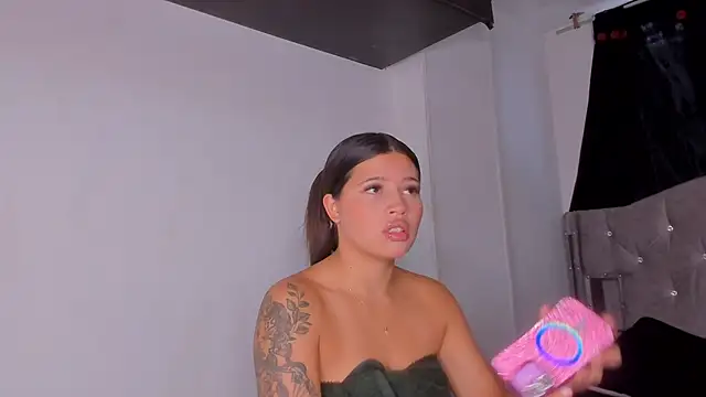 Snapshot of game_with_lesbians_ chatting on 12/19/25, 11:34 game with lesbians online show from 12/19/25, 11:34