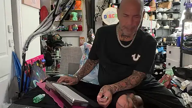 Snapshot of joeytatts66 chatting on 06/20/26, 04:50 joeytatts66 online show from 06/20/26, 04:50